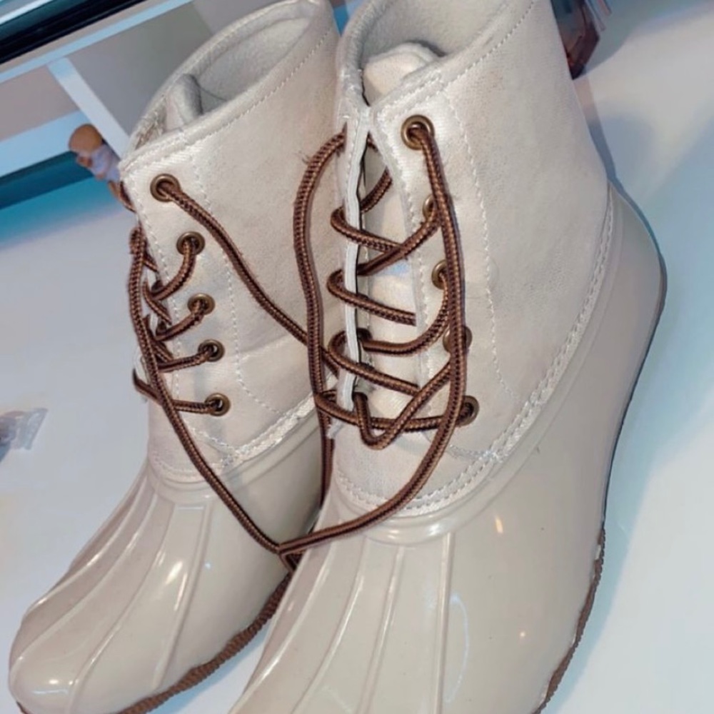 duck boots size 8 never worn